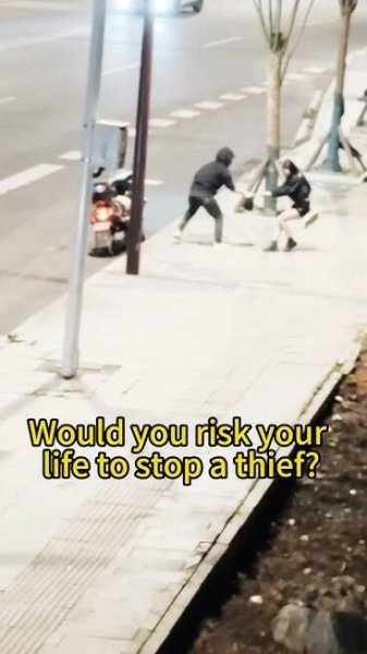 Driver risks wrong-way turn to stop thief #realhero #quickreaction #streetvideo #help