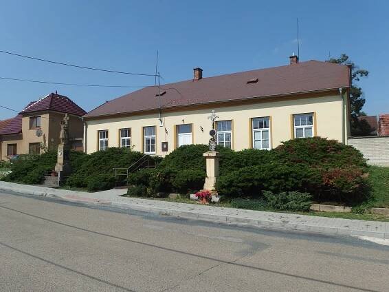 Soubor:Malá Vrbka, bývalá škola.JPG