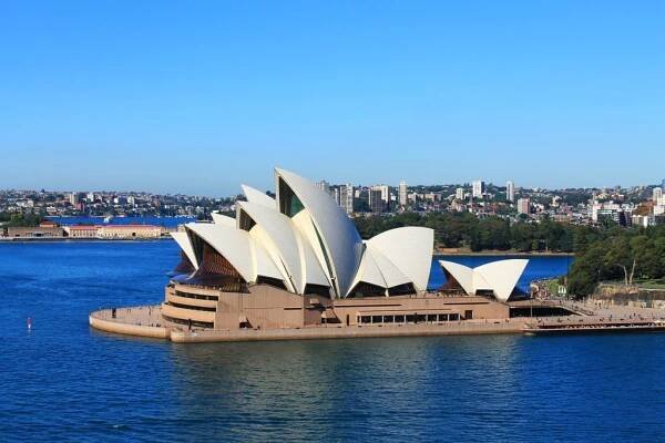 Opera v Sydney (Sydney Opera House) – jedna z vynikajících budov moderní architektury na světě