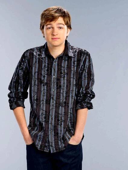 str 1C1EA822 Angus T. Jones stars as Jake Harper on TWO AND A HALF MEN, Mondays (9:00-9:31 PM, ET/PT) on CBS. Photo: Matt Hoyle/CBSÂ©2011 CBS BROADCASTING INC. All Rights Reserved. TWO AND A HALF MEN Â©2011 CBS BROADCASTING INC. ALL RIGHTS RESERVED. TWO AND A HALF MEN CBS Entertainment str