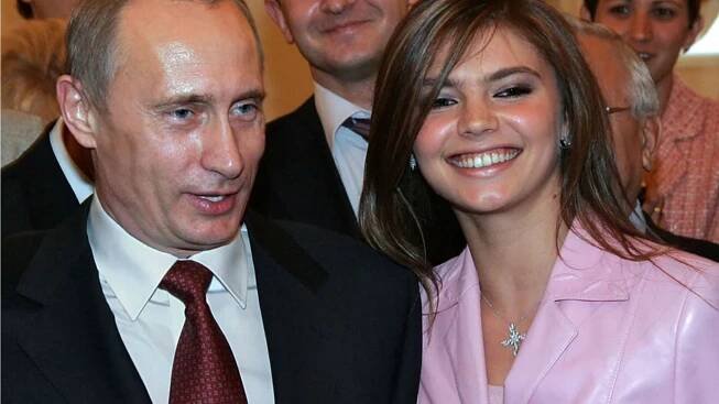 Putinova utajovaná milenka měla utéct do Švýcarska. Se čtyřmi dětmi se ukrývá v chatě