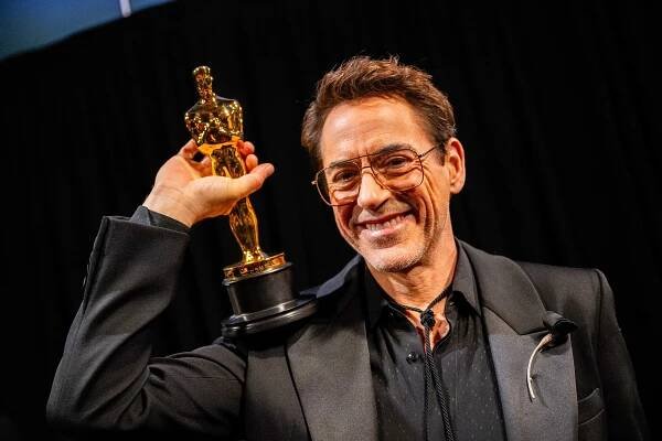 VIDEO: Robert Downey Jr. schytal kritiku za to, že na Oscarech při přebírání ceny zcela ignoroval předávajícího herce