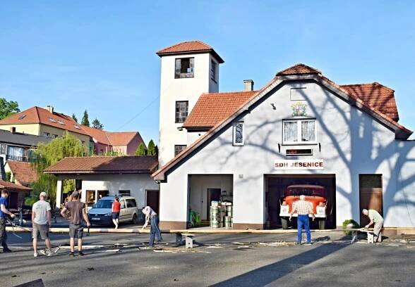 Stavění máje a pálení čarodějnic u hasičské zbrojnice - Oficiální stránky obce Jesenice