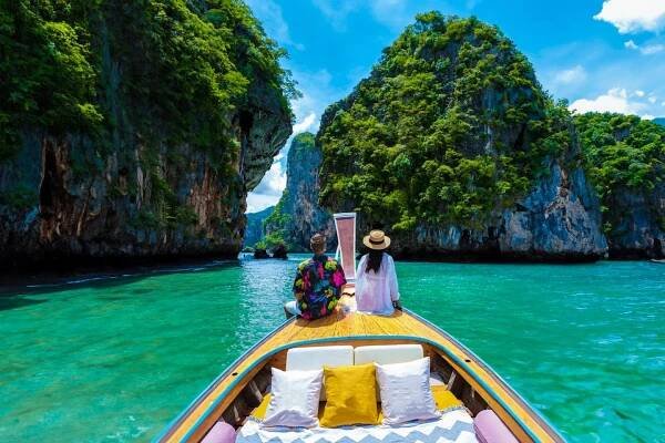 luxusní dlouhoocasá loď v krabi v thajsku, pár muž a žena na výletě na tropickém ostrově - phuket island - stock snímky, obrázky a fotky