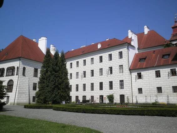 Areál třeboňského zámku: Komnaty, historie, kultura i místo posledního odpočinku
