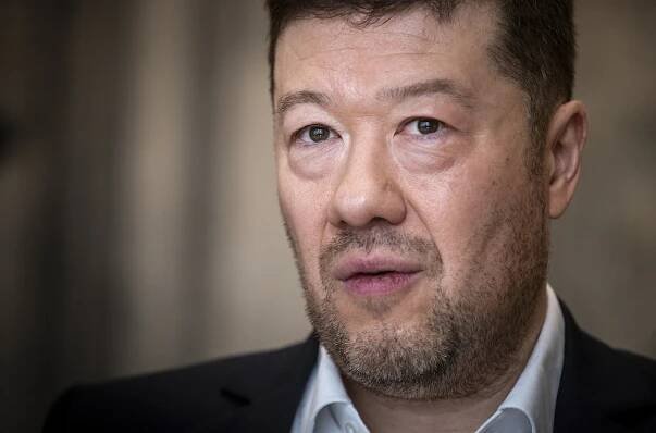 KOMENTÁŘ: Jackpot od policie. Okamura se musí tetelit blahem