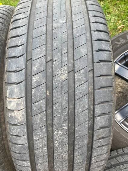 Prodám letní pneu, značky Michelin rozměr 255/55 R 18 včetně disků, pneumatiky jeté jen 1 měsíc vzorek 6,5 mm původní cena