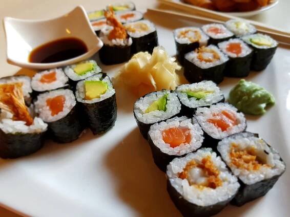 Asijské dobroty s sebou: 4× sushi maki ve 3 verzích a 6× minizávitek