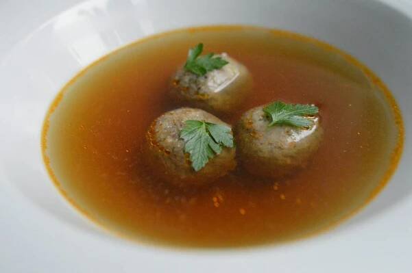 Bistro32: CONSOMMÉ Z HOVĚZÍ OHÁŇKY 
