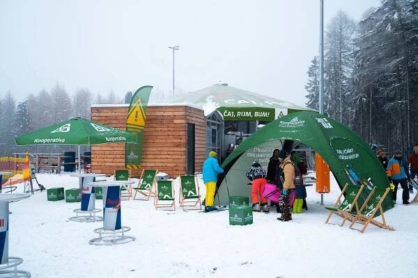 FOTO: Ski areál Ještěd zahájil slavnostně sezónu, láká i na noční lyžování