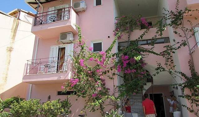 Apartmánový dům Gardenia: fotografie vybavení exteriérů a interiérů ubytování.