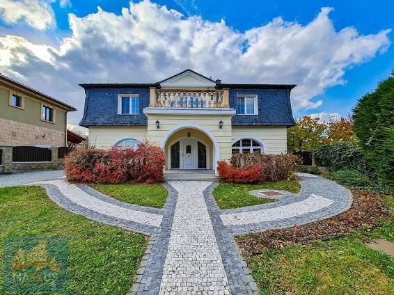 Pronájem luxusního rodinného domu 7+kk (360 m2), Praha 6 - N