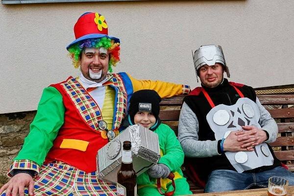 Pohádkové postavy a spoustu dobrot, takový byl masopust v Kostníkách.