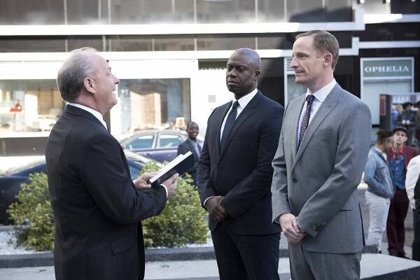 Brooklyn 99 - Svatba Boylea a Linetti - Z filmu - Andre Braugher, Marc Evan Jackson