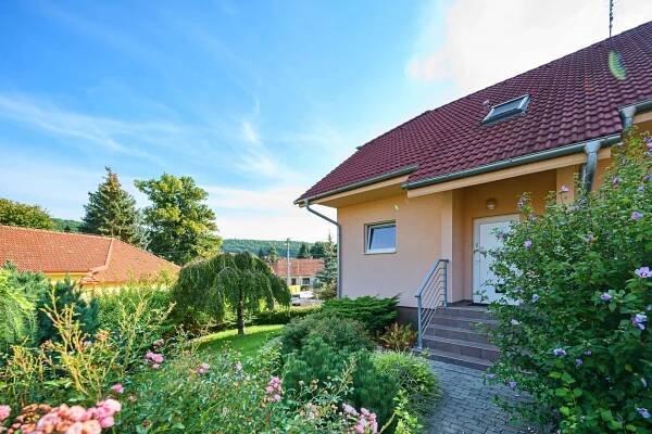 Prodej vily 5+1 s bazénem a prostornou zahradou Kanice - Jaroslav Šilhavík | Váš realitní makléř nejenom pro Brno a okolí