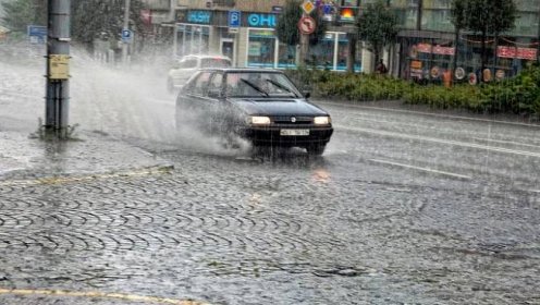 Přívalové deště na Valašsku zatopily sklepy a odnesly auto - Novinky