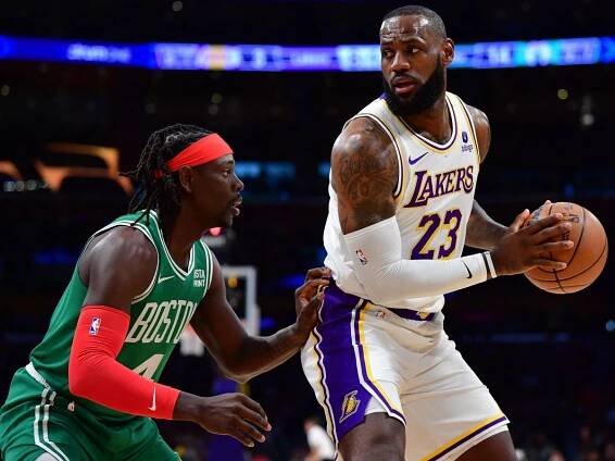 LeBron James: O ikona basketbalu hrajícím se synem