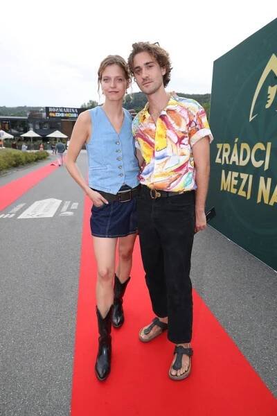 Rozdivočelá letní party TV Prima: Nesvačilová v objetí s jiným, Bernášková juchala s kolegou