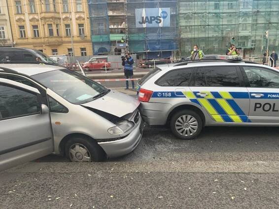 FOTO, VIDEO: Střelba v Praze. Policisté včera stříleli po ujíždějícím autě