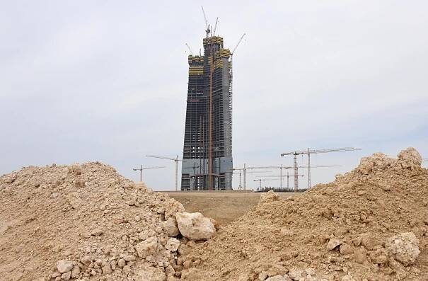 jeddah tower resumes construction