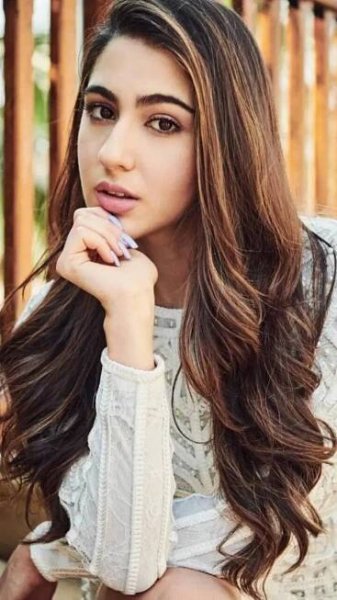 Actresses who looked breathtaking in long hair