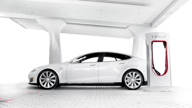 Tesla Supercharger v Praze na Vídeňské