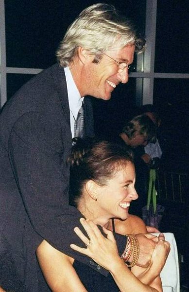 Richard Gere greets actress Julia Roberts at the Amnesty International USA Media Spotlight Awards presentations at Pier 60. Gere received a leadership award