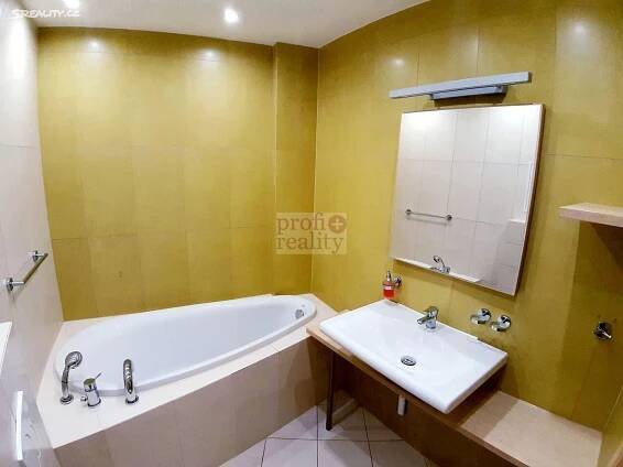 Pronájem bytu 1+kk 28 m², nám. 3. května, Otrokovice