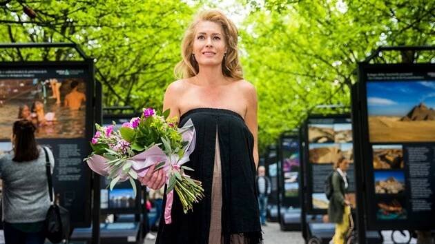 Menzelová rodila doma ve Španělsku a pak pašovala dítě přes hranice v autě schované pod dekou - Expres.cz