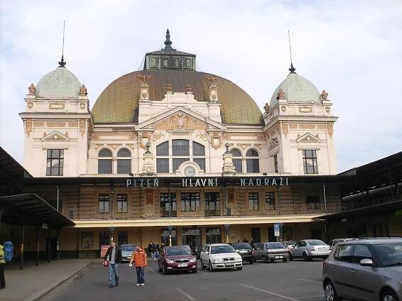 Na hlavním nádraží v Plzni je dlažba z roku 1907. Teď ji nahradí nová