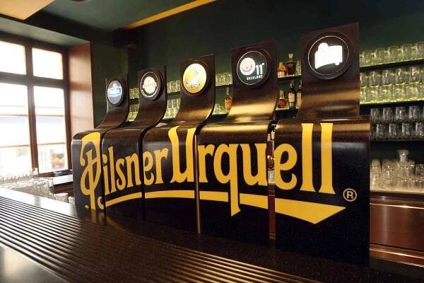 Otevření nového typu restaurace Pilsner Urquell, která kromě tankového piva Pilsner Urquell a klasické české kuchyně pravidelně nabídne zajímavý kulturní program a prostor pro umělecké sebevyjádření.