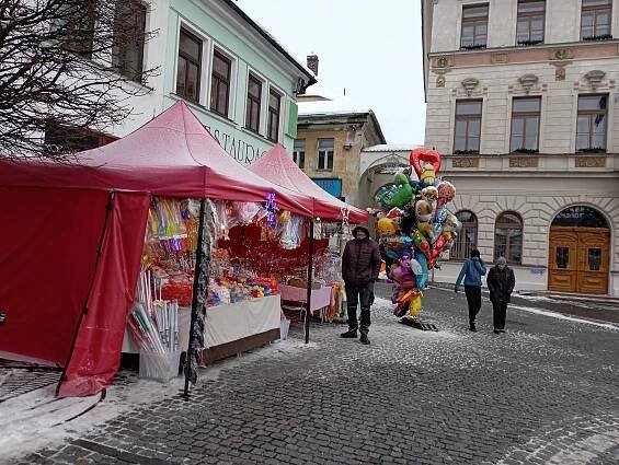 V České Lípě se strom rozsvítil až napodruhé. Zjišťovali jsme ceny u stánků