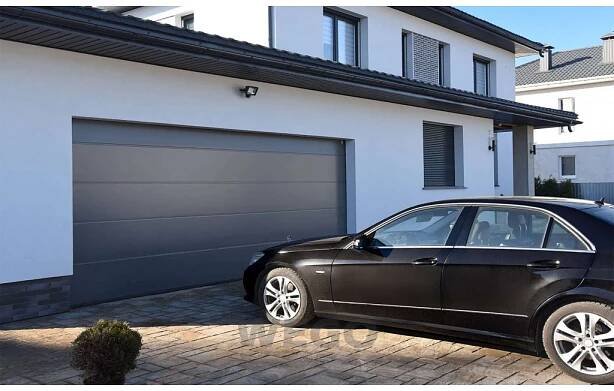 Sekční garážová vrata | Woodgrain antracit RAL 7016, středová drážka - WeGO