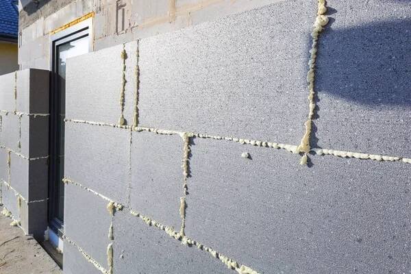 Grafitový polystyren oslunění na nový dům ve výstavbě — Stock obrázek