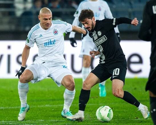 Vľavo Džaba Kankava (Slovan) a Otar Kiteišvili (Graz) bojujú o loptu v prvom zápase play off o osemfinále Európskej konferenčnej ligy (EKL) vo futbale SK Sturm Graz - ŠK Slovan Bratislava v Grazi (15.2.2024).