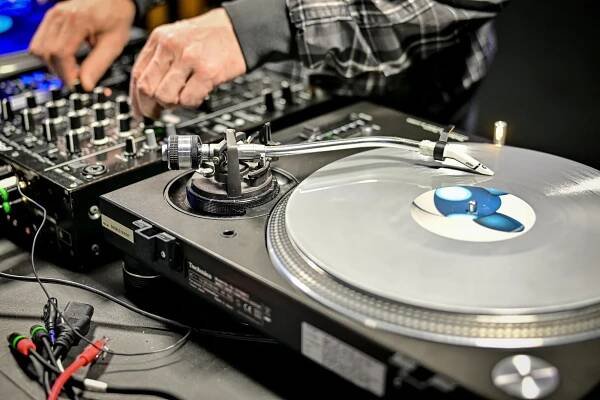 Naučte se DJing: pronájem zkušebny, lekce s profesionálem