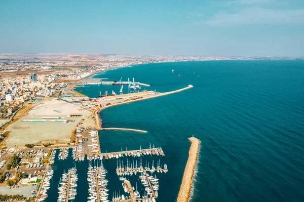 10. listopadu 2018, Larnaca, Kypr. Krásný pohled na hlavní ulici města Larnaca, katedrály a pláže Phinikoudes na Kypru — Stock obrázek