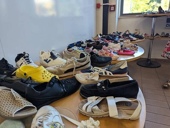 Second hand na Černé louce. Firma Marwil přivezla tisíce kusů použitého oblečení