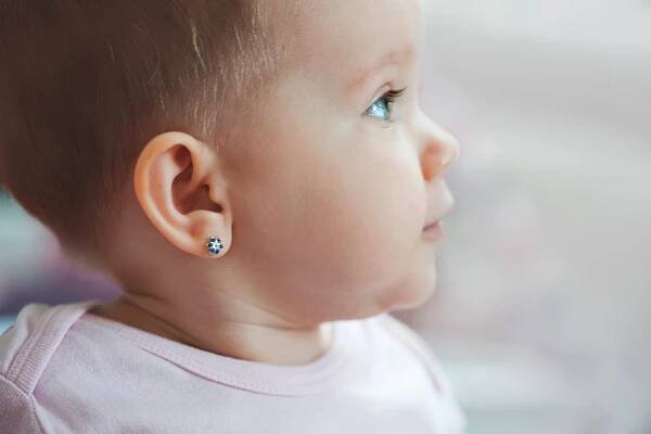 Propíchnout uši dětem, nebo ne? Od tradice se upouští. Ve Francii se to zakazuje