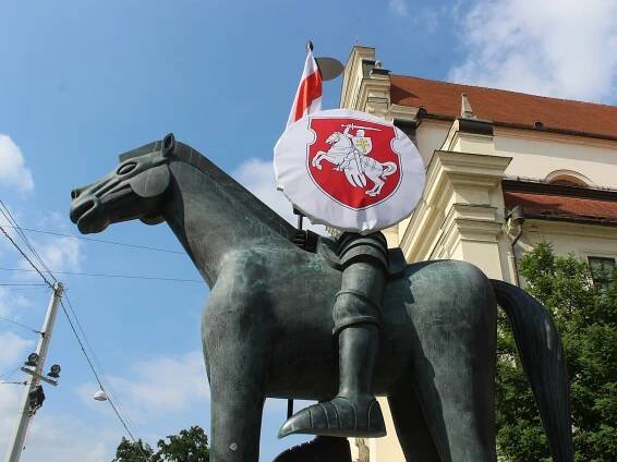 Nová ozdoba Jošta: na štítu znak, na kopí vlajka. Kvůli demokracii v Bělorusku