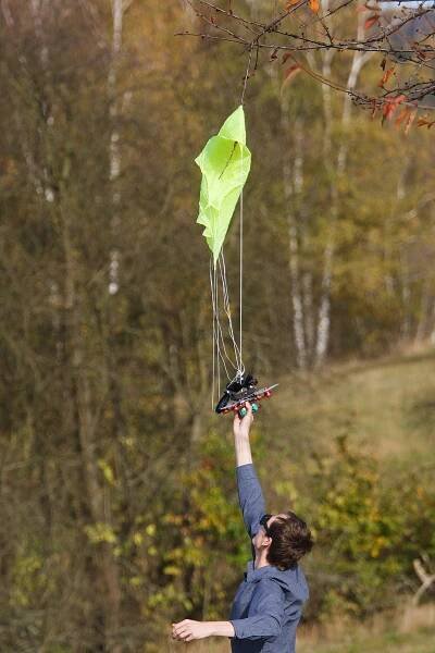 Padající dron může i zabít. Studenti z Liberce pro něj vyrobili padák