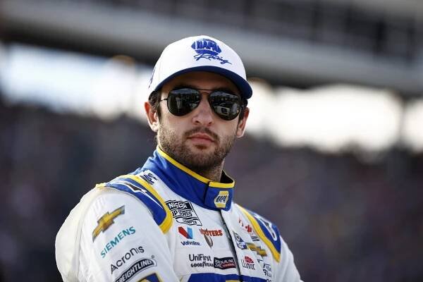 Chase Elliott signs contract extension with Hendrick Motorsports