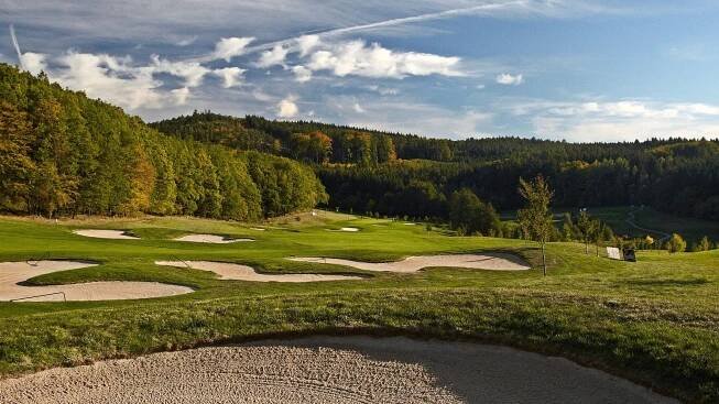 Tohle jsou nejlepší golfová hřiště v Česku. Koho na nich potkáte? | Forbes