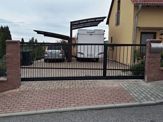 Samonosné brány ve svahu PROWERK se synchronizovaným automatizovaným posuvem proti sobě. Obě brány jezdí proti sobě, každá má samostatný elektrický pohon. Pohony jsou vzájemně propojené a synchronizované. Používá se při nedostatku místa, jedna brána, obvykle ta kratší funguje zároveň jako vstupní branka. Otevírání brány v režimu branky se provádí druhým tlačítkem dálkového ovladače. Výplň bran z kovářských čtyřhranných profilů. Lakováno černou kovářskou vypalovací barvou.
