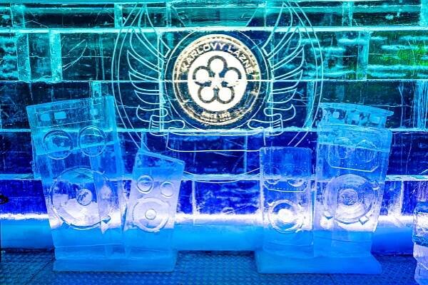 Ledový zážitek v srdci Prahy: Vítejte v ICE PUB PRAGUE Karlovy lázně