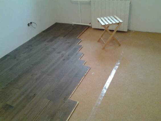 Je možné laminovat na linoleum? 28 foto: proč potřebujete pokládku bez podkladu na staré linoleum, klady a zápory instalace