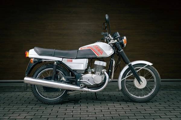 Až na jednu se nabízejí bez rezervy. Draží se Favorit MTX, Jawa 500 OHC i Citroën DS