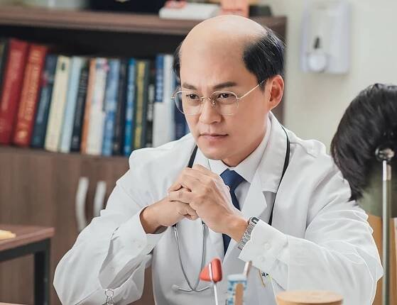 Lee Seo Jin miluje komedie a kvůli roli lékaře Parka dokonce oplešatěl
