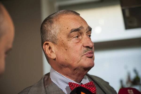 Karla Schwarzenberga jsem si vážil, řekl Zeman. Vzpomínají i další osobnosti