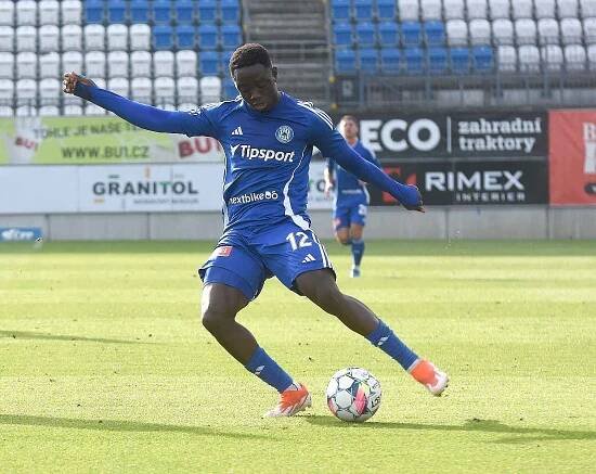 Líšeňští fotbalisté (v bílém) remizovali s olomouckou rezervou 1:1.